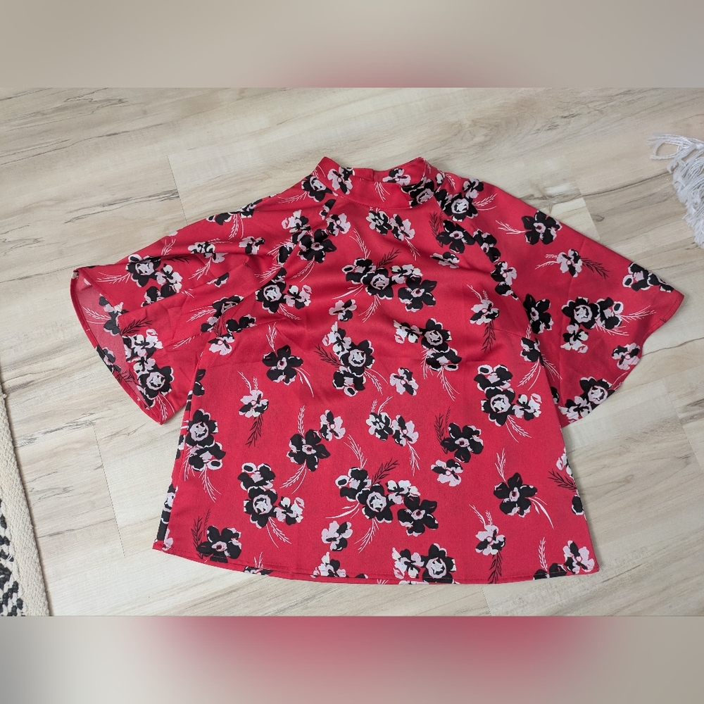 kimono style red & black floral Ann Taylor Factory topmedium key hole detail